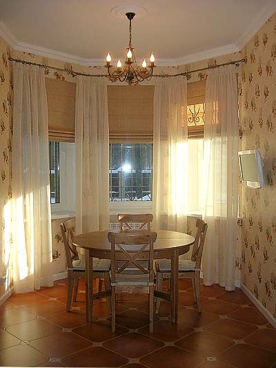 Шторы на эркерное окно: для гостиной и кухни, занавески и ламбрекены на эркер